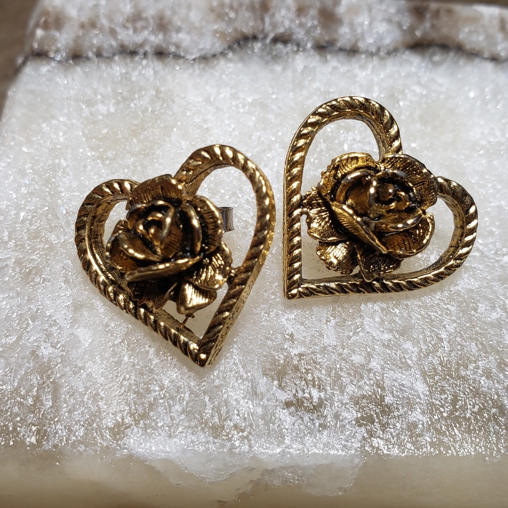 Heart Shaped Vintage Style Earrings with 3D Rose